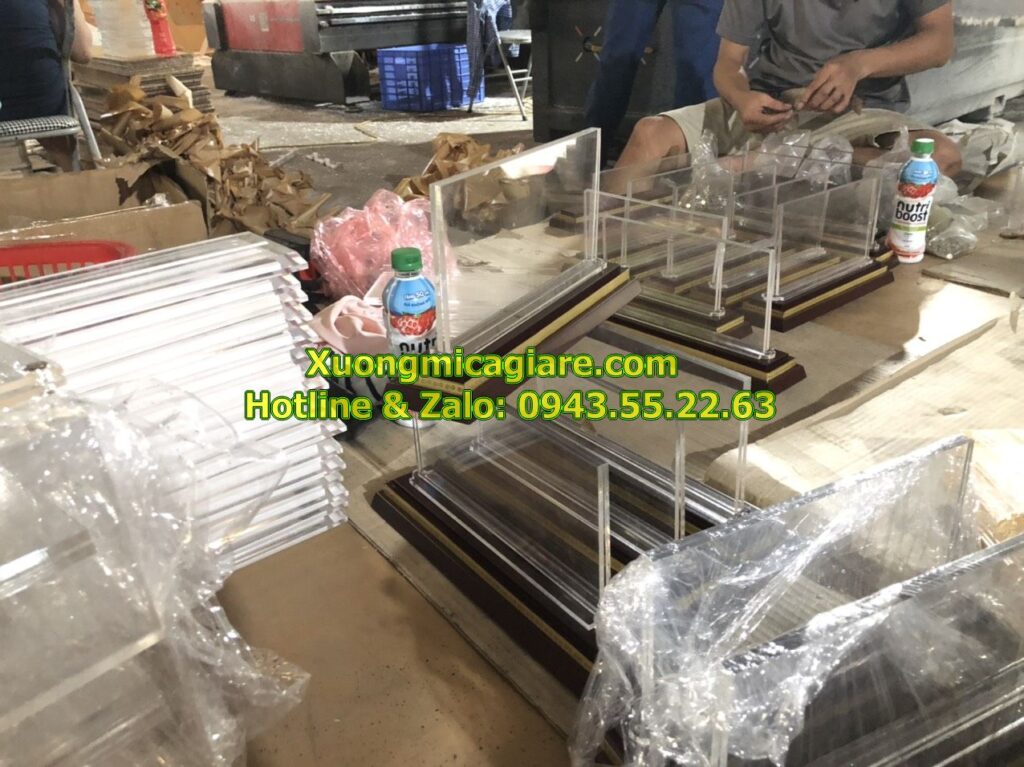 Biển chức danh đế gỗ 2 cấp mặt mica 5mm không ốc