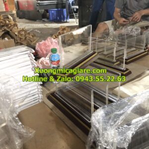 Biển chức danh đế gỗ 2 cấp mặt mica 5mm không ốc