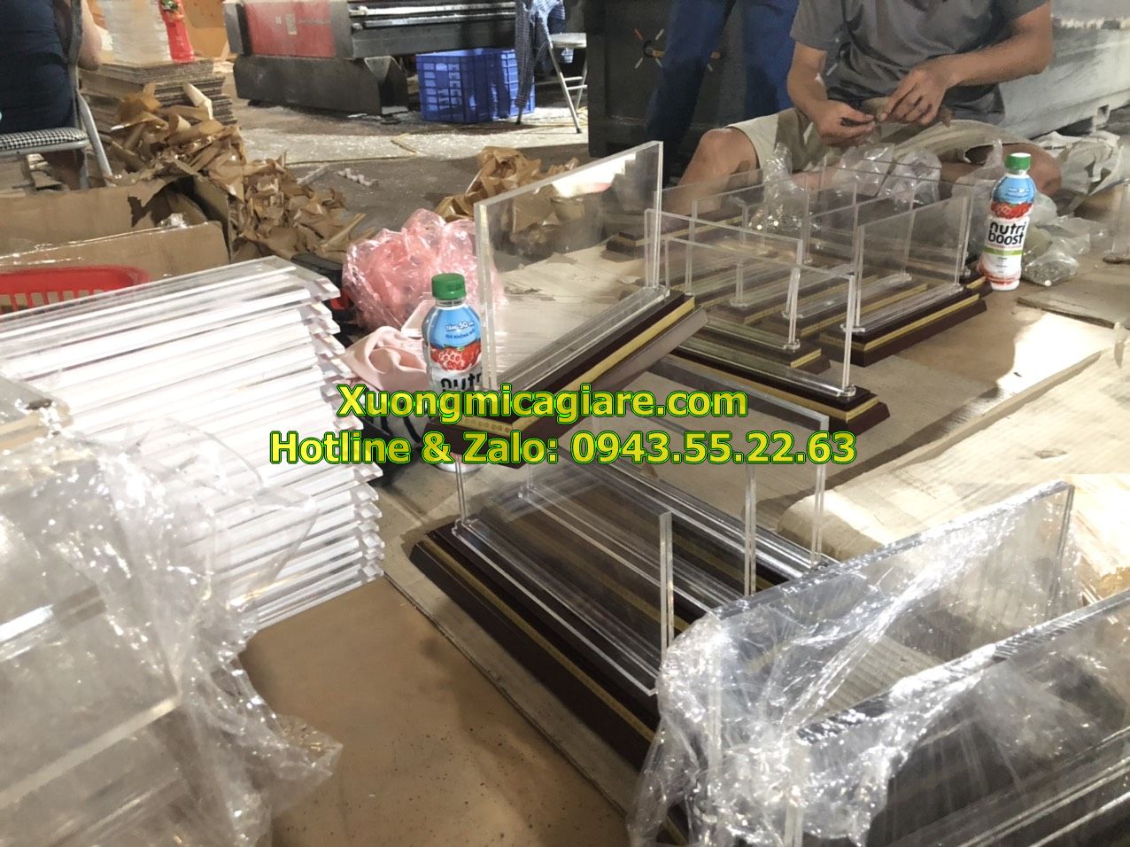 bien-chuc-danh-mica-de-go-2-cap-de-ban (5) Biển chức danh đế gỗ 2 cấp mặt mica 5mm không ốc