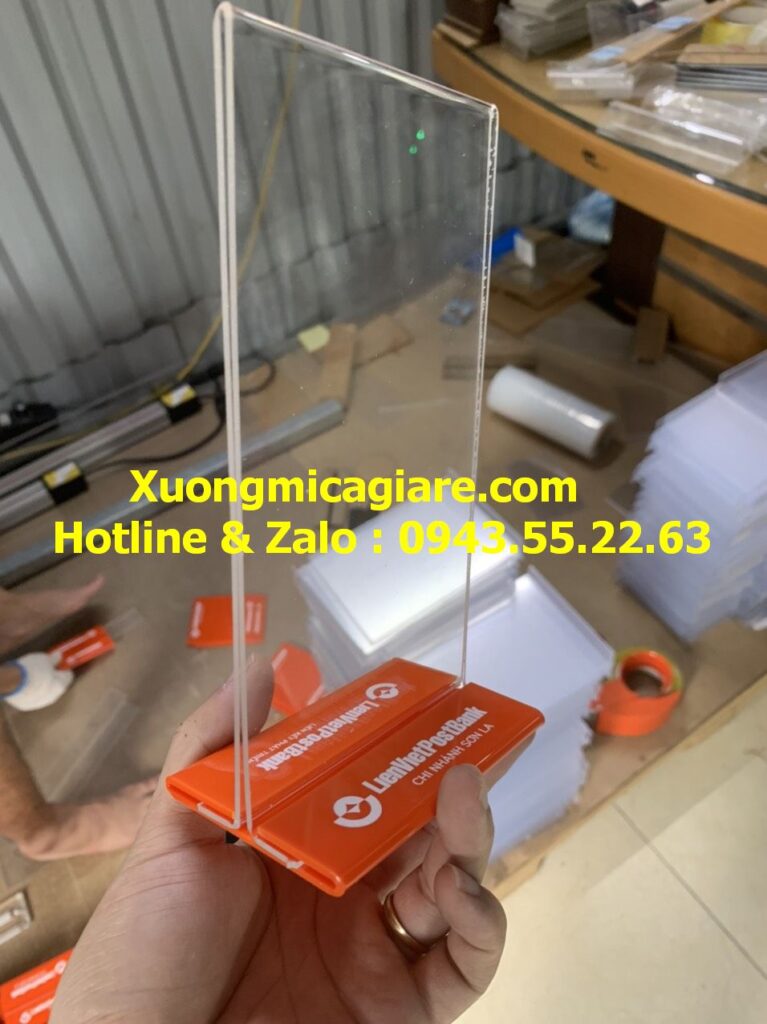 Kệ menu mica đặt mã qrcode để bàn
