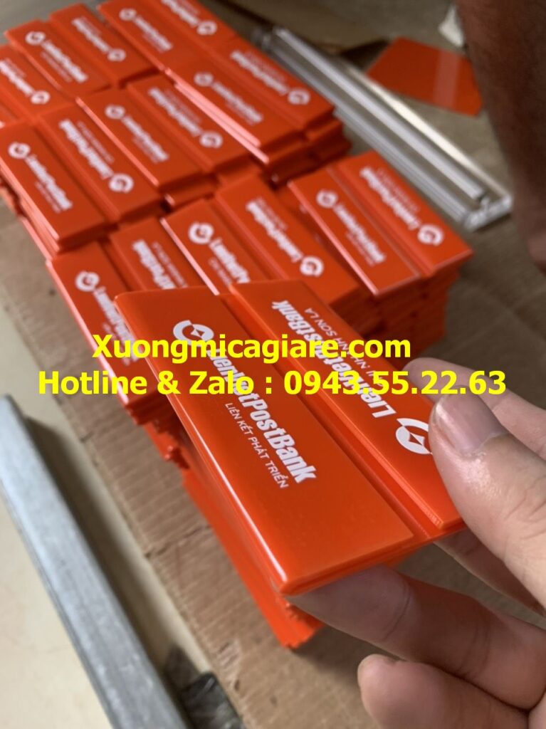 Đế mica đặt mã qrcode sản xuất tại xưởng chúng tôi